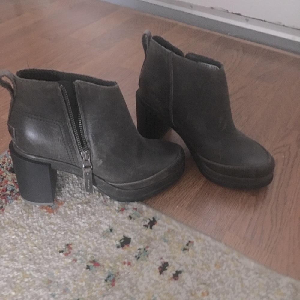 Sorel booties beautiful but to small for me I am a true size 71/2